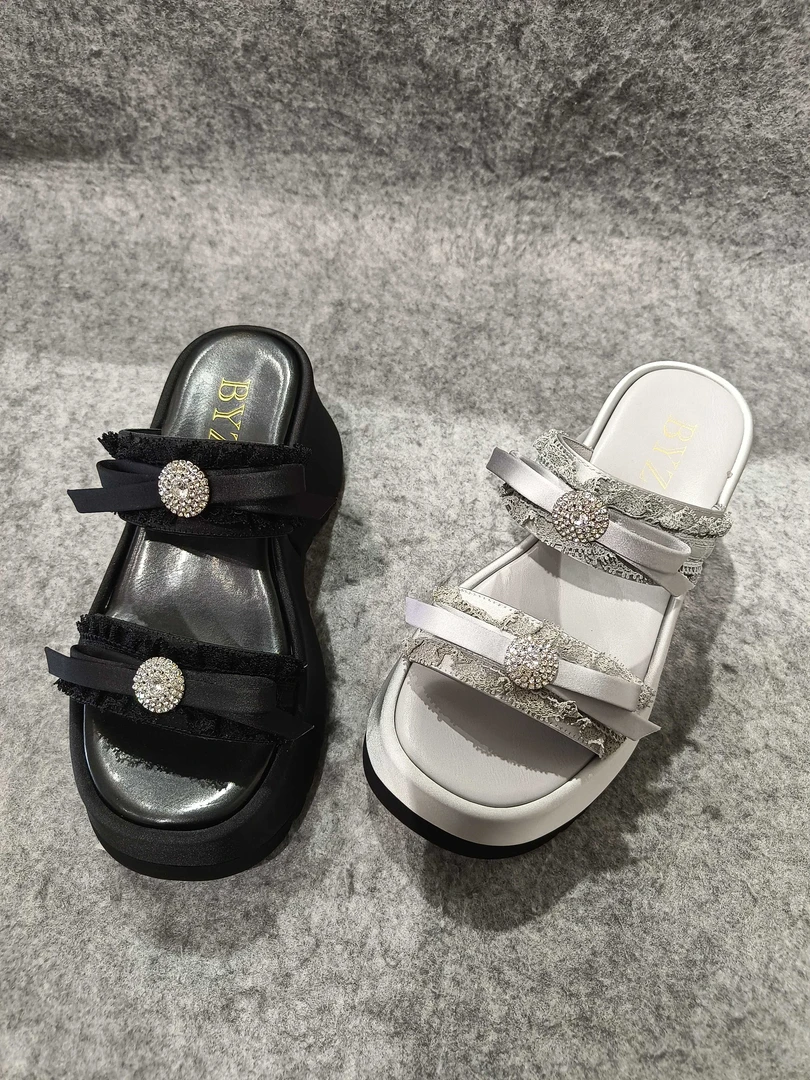 2025年品牌女鞋夏季新款厚底增高一字拖休闲百搭蝴蝶结水钻凉拖潮