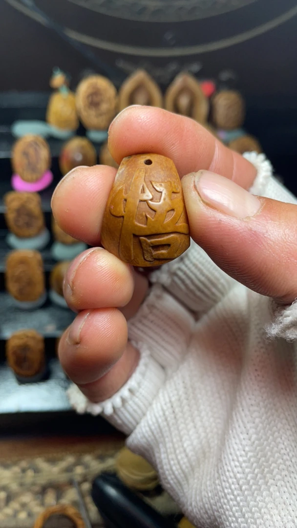 天然杏核片纯手工雕刻【悟】挂件