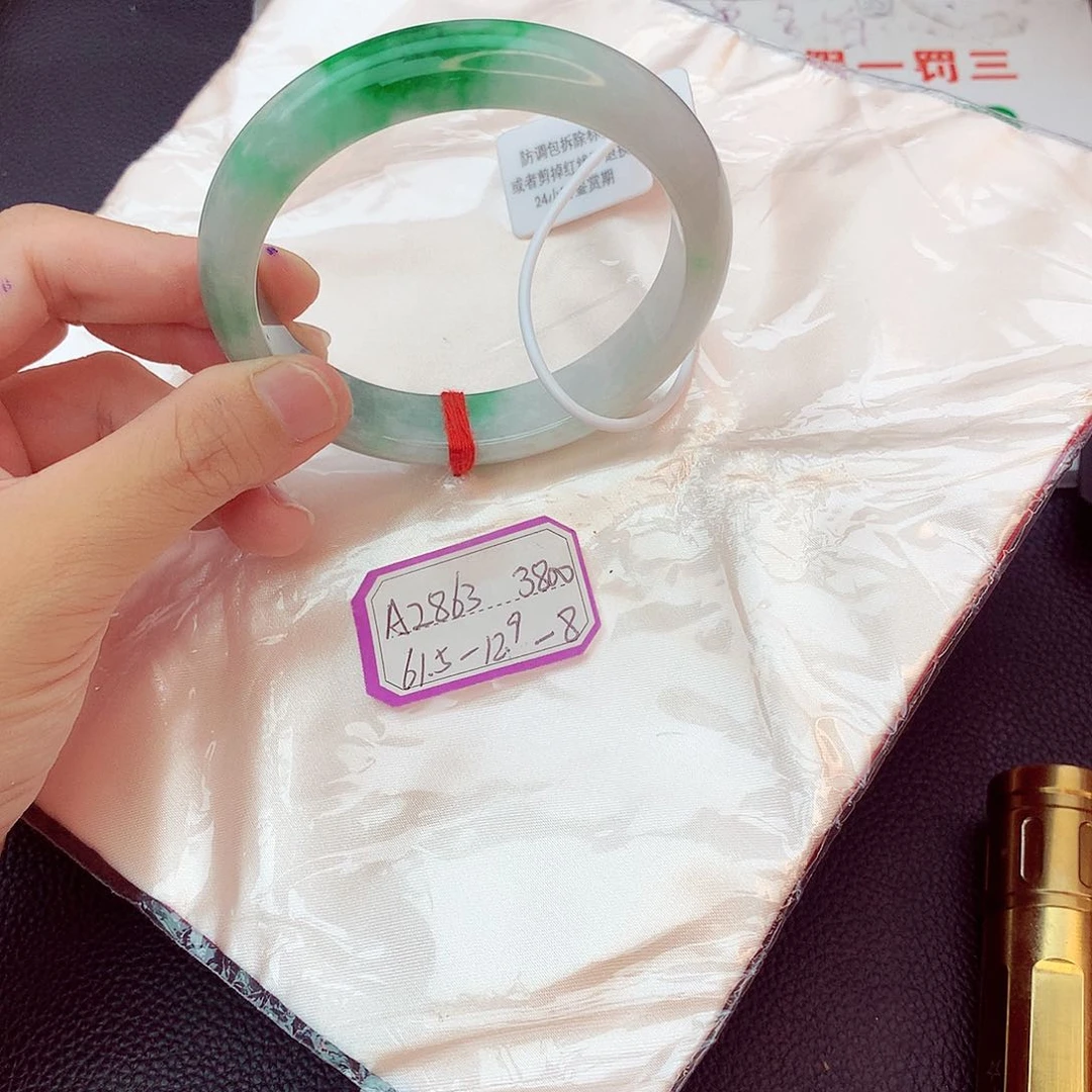 翡翠手镯未镶嵌翡翠