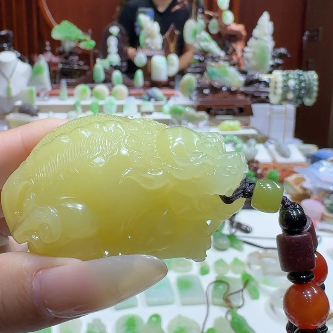 和田玉未镶嵌把件黄口狮狮如意