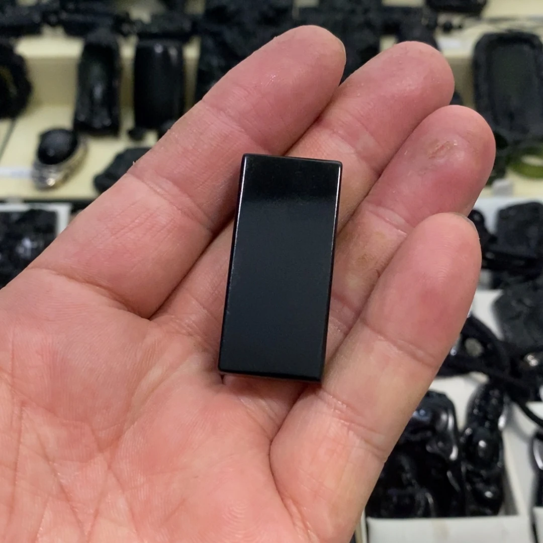 大***连蛇纹石玉未镶嵌颈饰