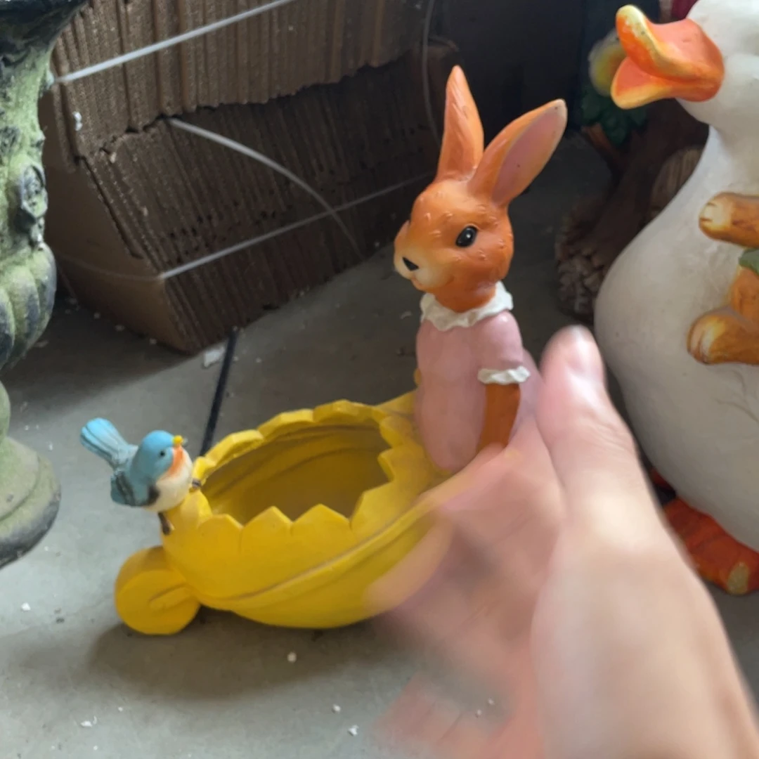 【闪购商品】树脂女兔推车小鸟盆