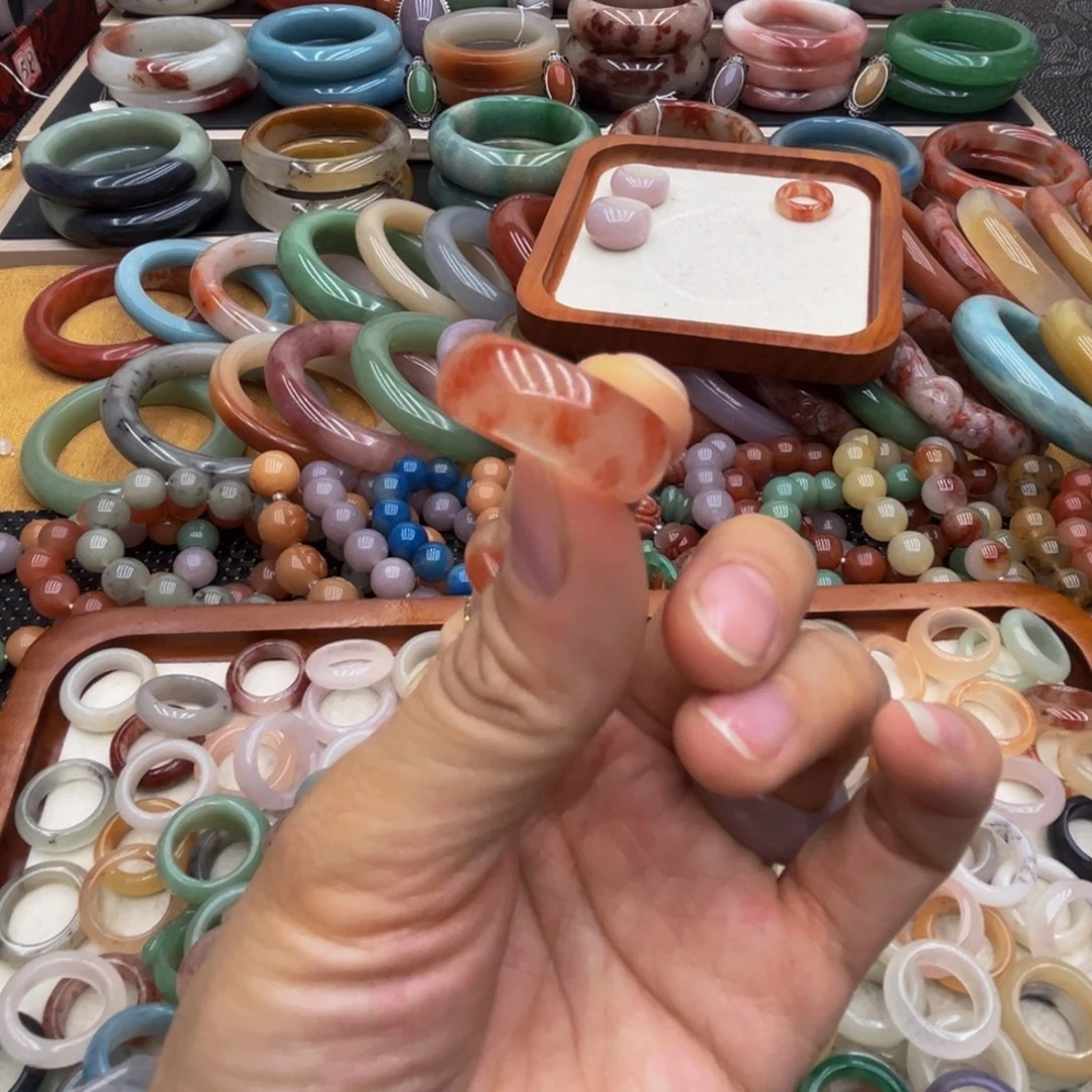 飞***女石英质玉未镶嵌圈口齐全