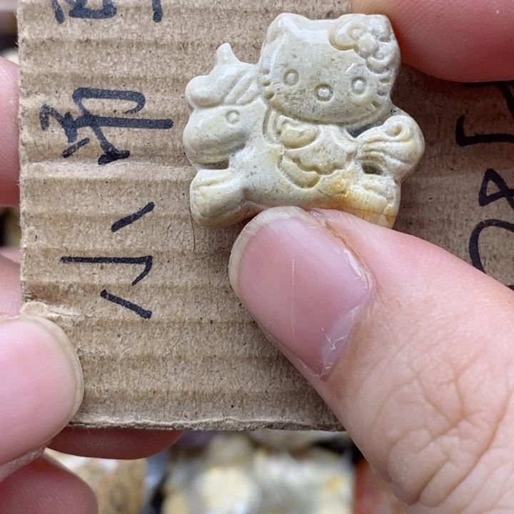 硅化珊瑚（珊瑚玉）未镶嵌颈饰寂**冬