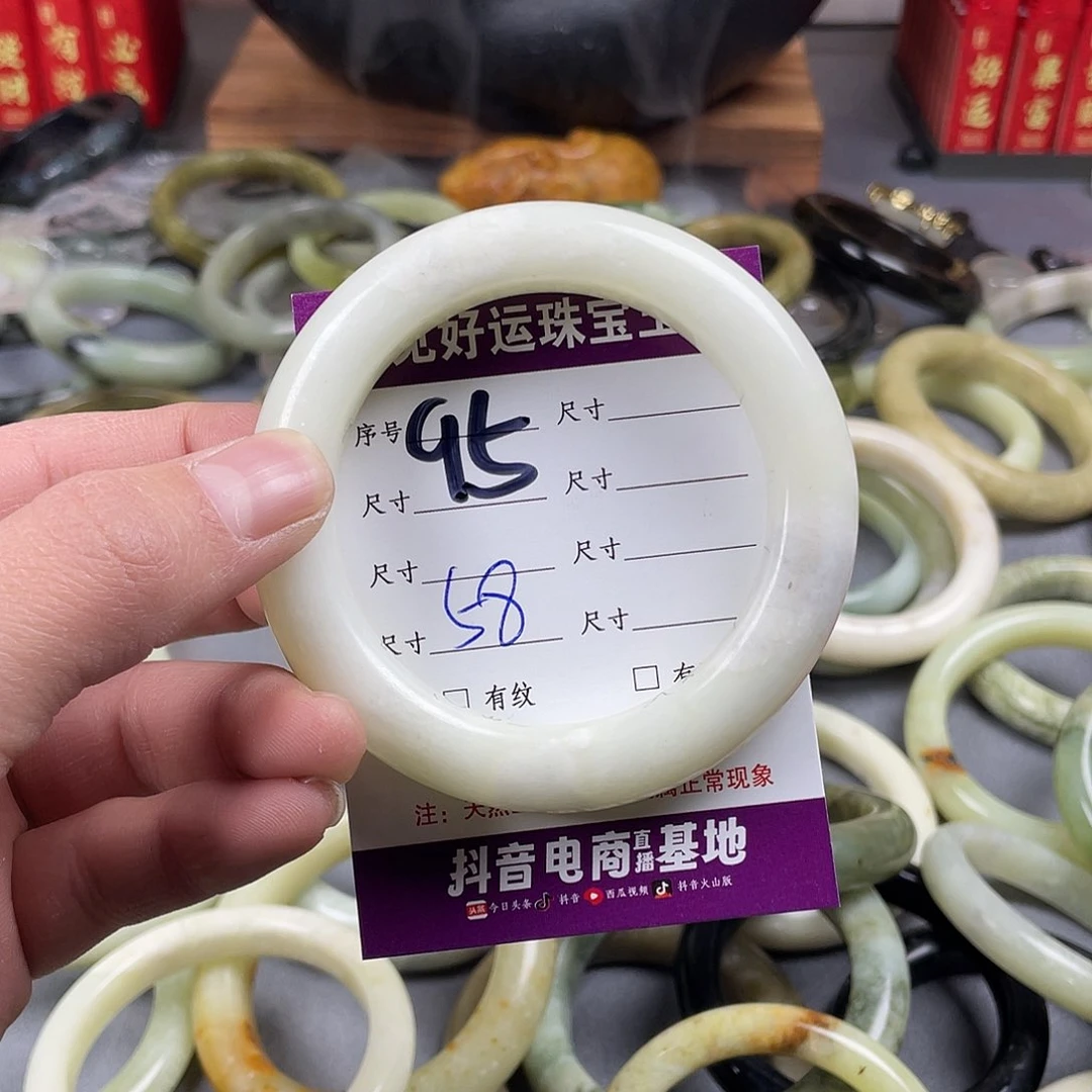 蛇纹石玉手镯足铂镶嵌