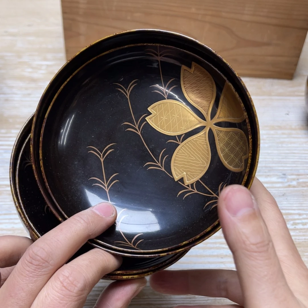 瓷片幸**草密密麻麻地排列着