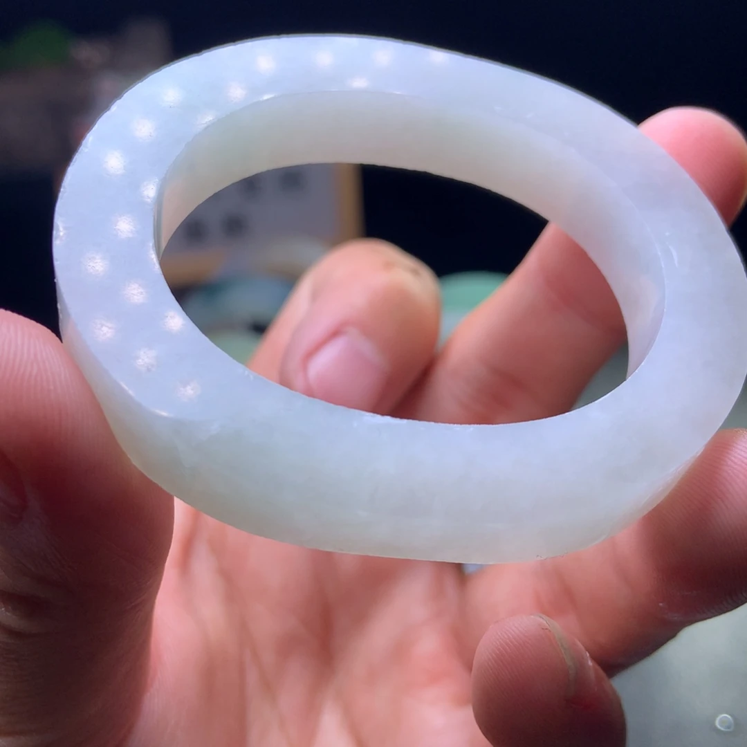 定制翡翠未镶嵌翡翠手镯