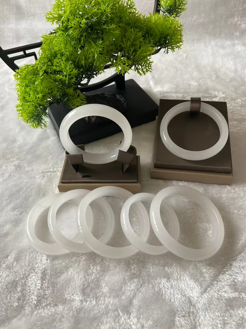 金丝玉天山翠雪翠石英质玉高冰透白月光多样性发货拍一发一玉手镯