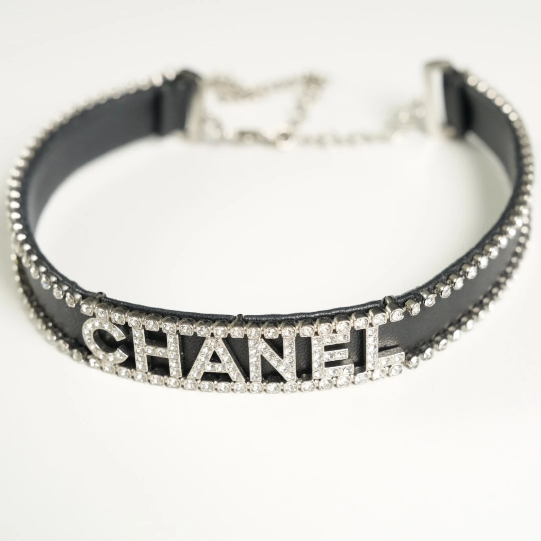 Chanel 闪钻字母黑色颈圈项链