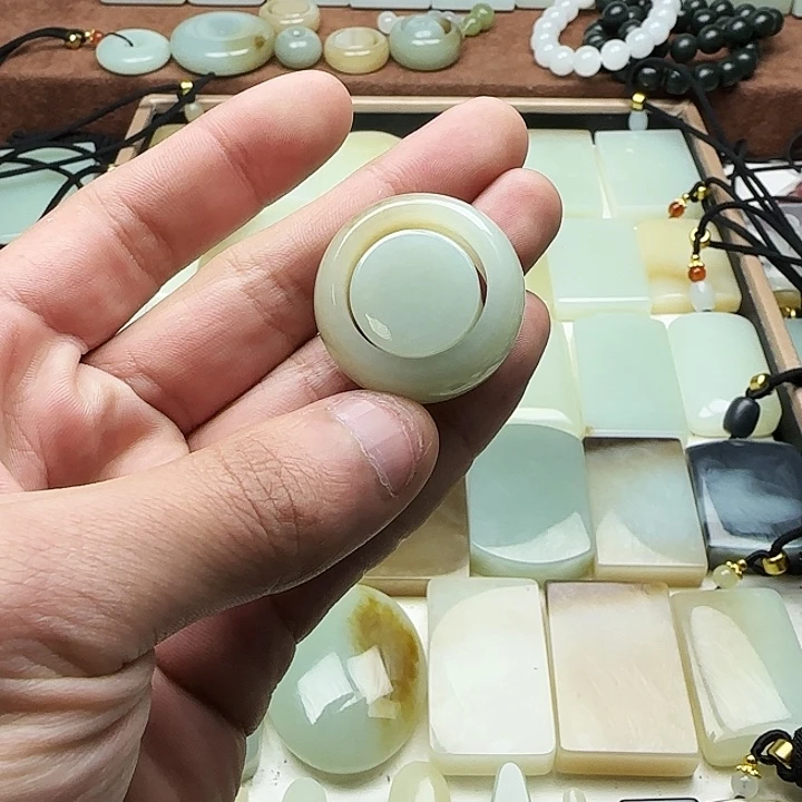 ****主和田玉未镶嵌颈饰