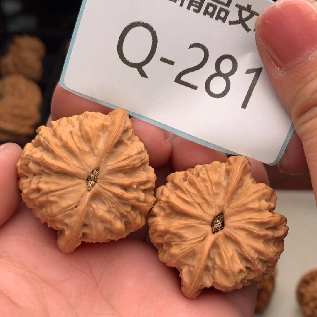 文玩核桃把件40金牛……….