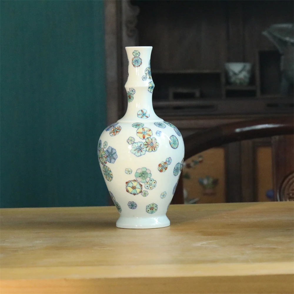 古陶瓷/斗彩皮球花长颈瓶LOT5001