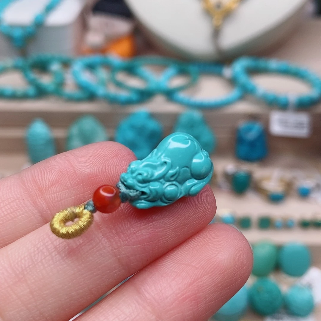 绿松石未镶嵌雕刻件大貔貅