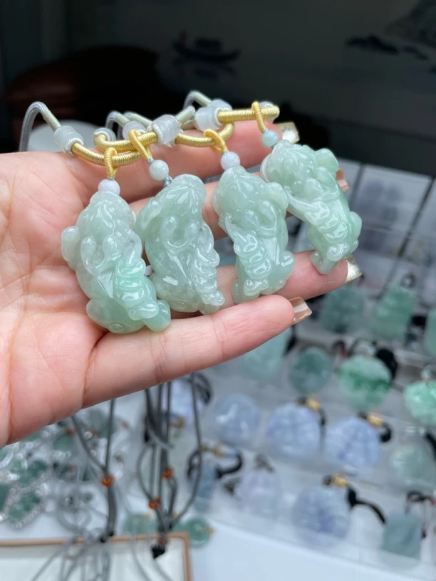 天然翡翠A货年终清货吊坠貔貅多样性发一件高37宽19厚11左右