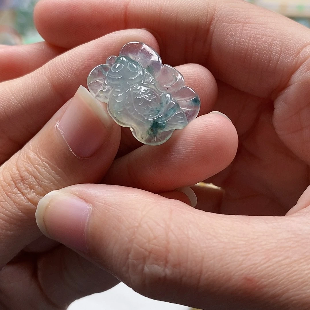 翡翠颈饰未镶嵌闪