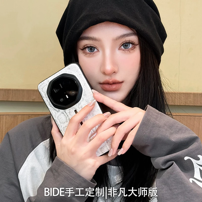 适用华为mate70rs非凡大师手机壳小众定制鎏金蛇纹全包边保护壳潮