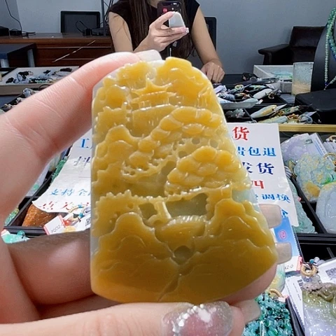 翡翠未镶嵌颈饰一个