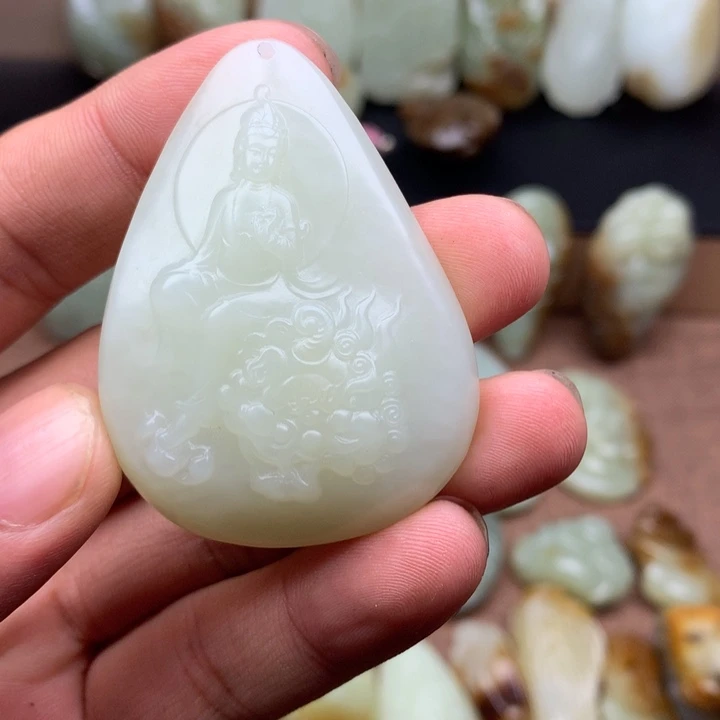 随***子和田玉（糖玉）未镶嵌颈饰