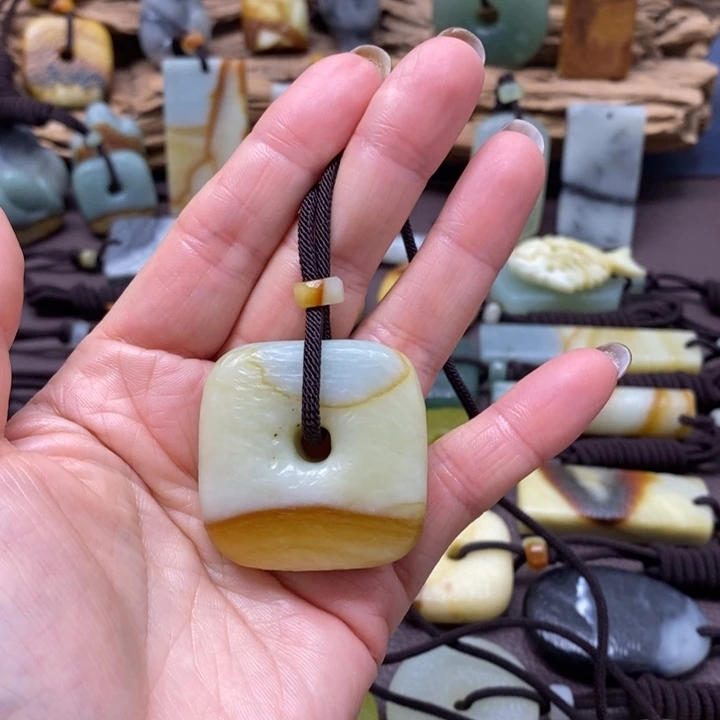 小***儿蛇纹石玉未镶嵌颈饰