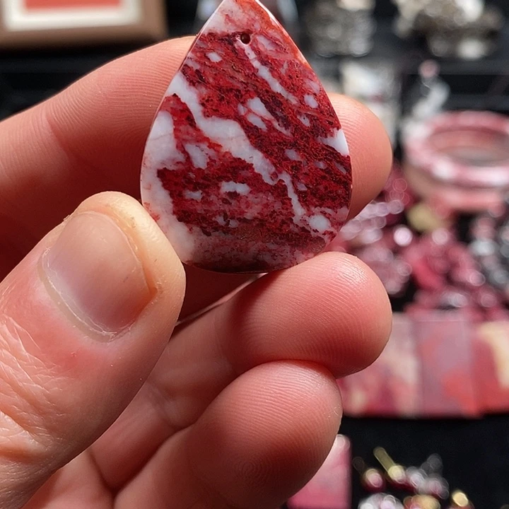 天然辰砂天然鸡血石吊坠