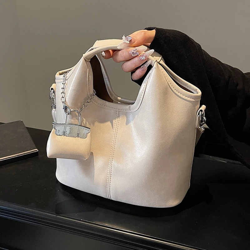 复古小包包女秋冬2025斜挎时尚百搭休闲斜挎包韩版今年流行水桶包