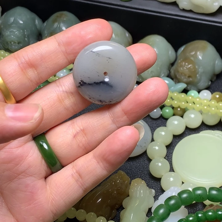 和田玉未镶嵌颈饰深**年