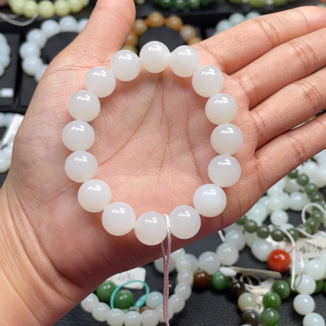 看***情和田玉未镶嵌手链