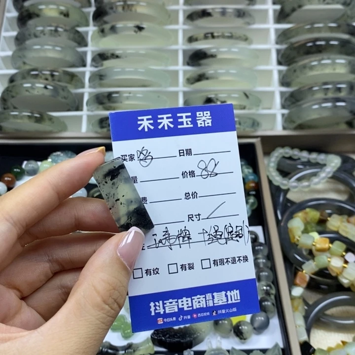 哆***梦蛇纹石玉未镶嵌颈饰