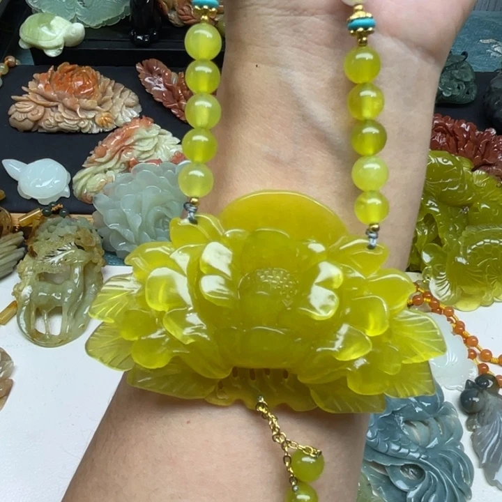 蛇纹石玉未镶嵌颈饰