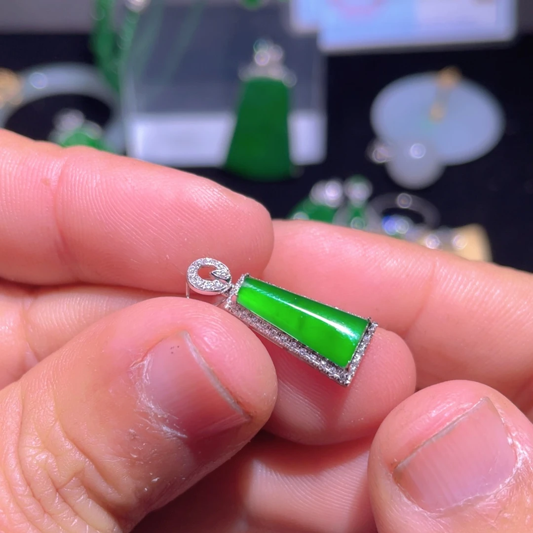 翡翠颈饰18K金镶嵌翡翠