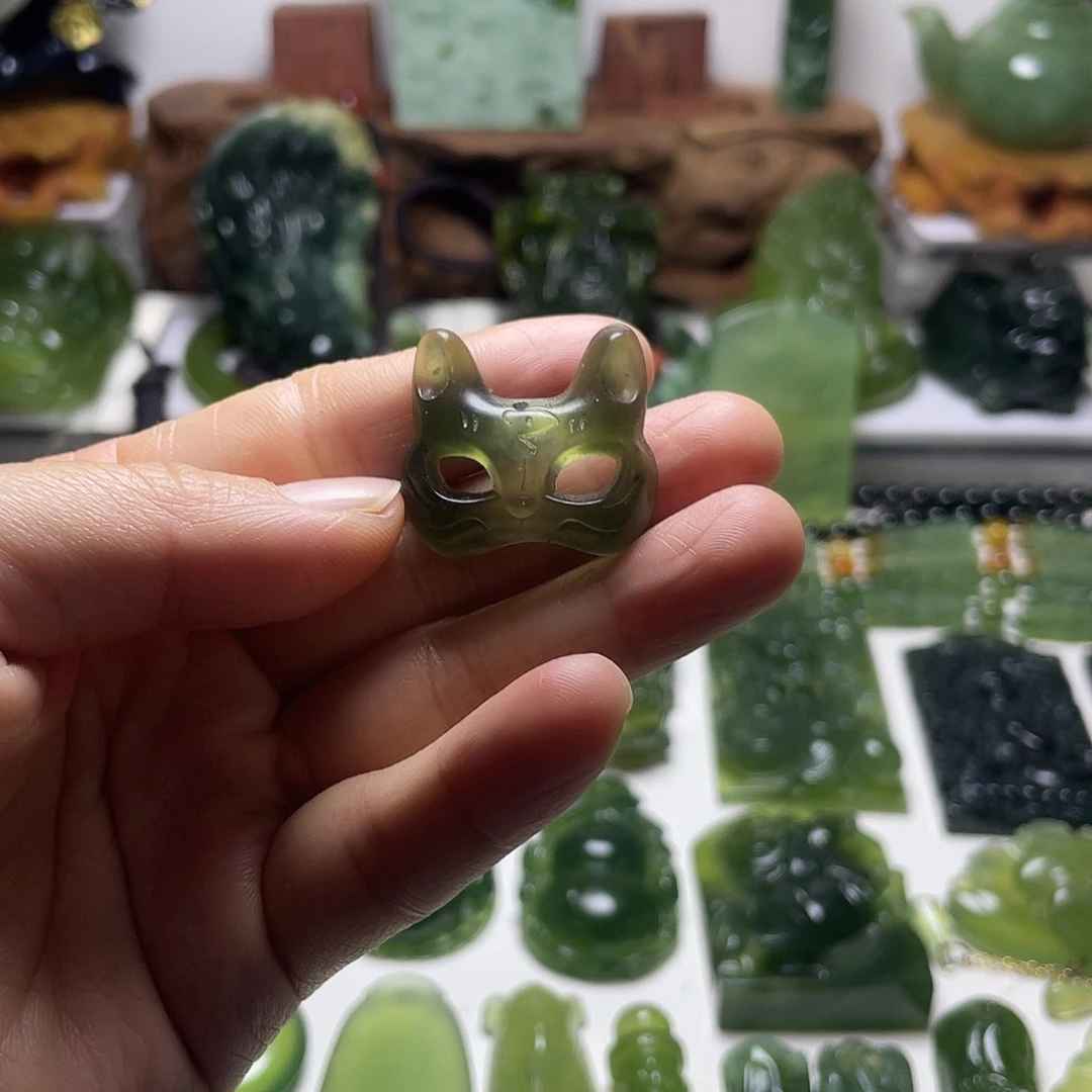 蛇纹石玉未镶嵌颈饰