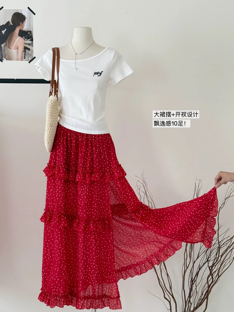 超出片白色斜肩刺绣短袖t+红色波点开叉露腿蛋糕裙两件套