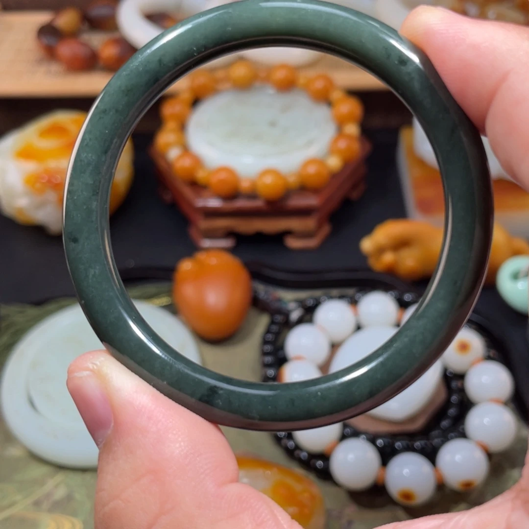 余***财和田玉未镶嵌颈饰