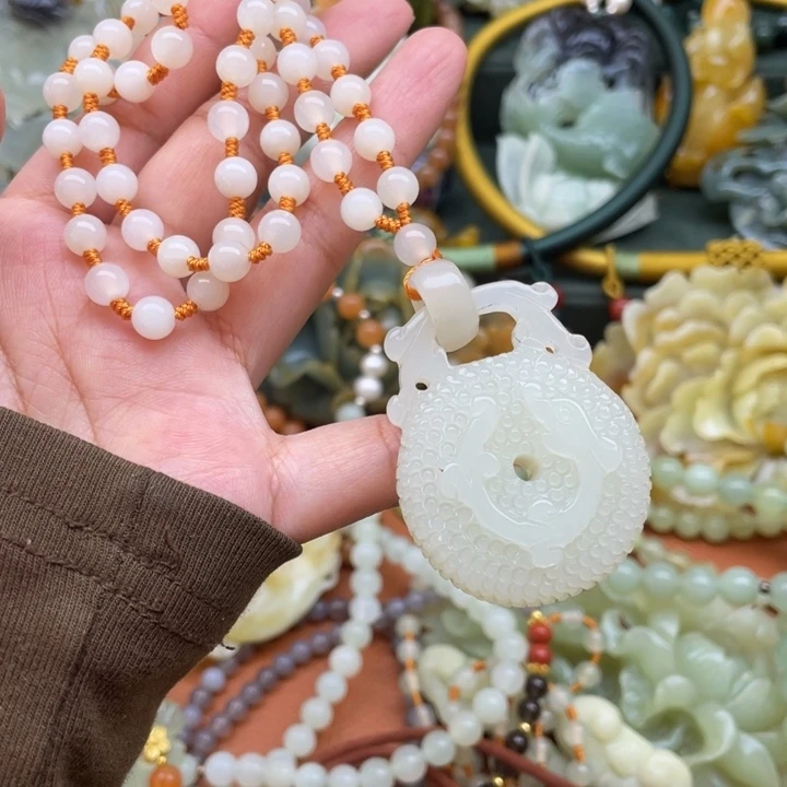 蛇纹石玉吊坠合金