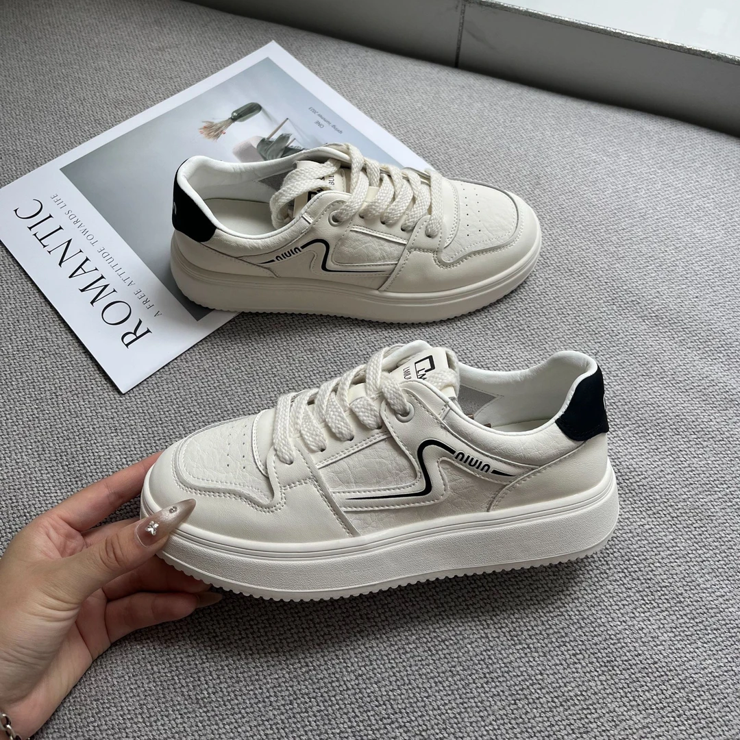 平底小白鞋女2025年秋季新款潮流时尚网红爆款休闲学院风透气板鞋