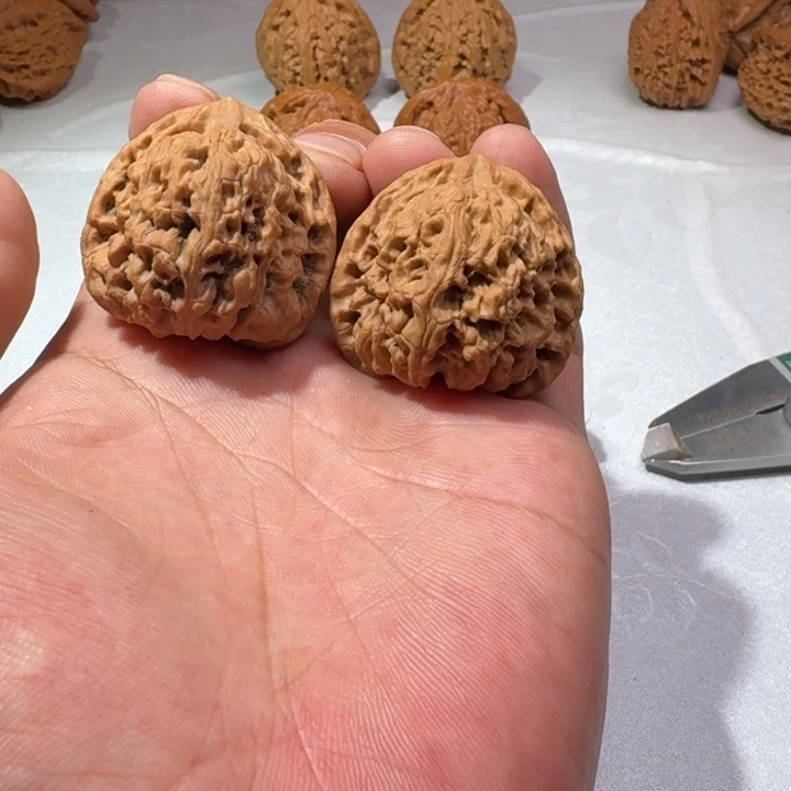 吊坠文玩核桃36南疆石，有黄点，