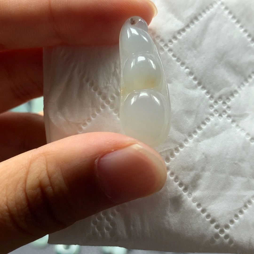 翡翠未镶嵌颈饰豆子