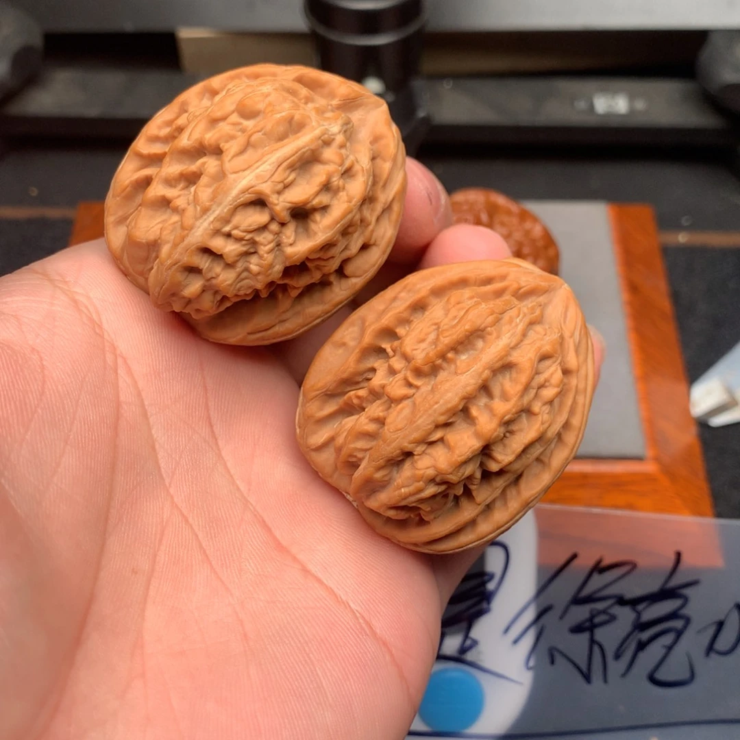 吊坠文玩核桃是**吖红锦鲤