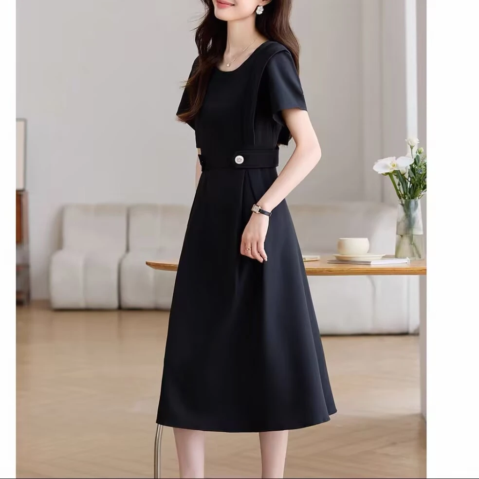 2025简约赫本风小黑裙系扣设计感高级连衣裙