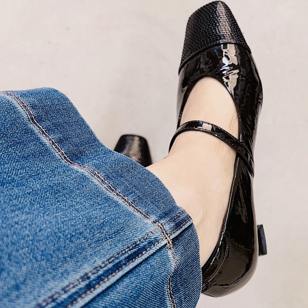 高端头层漆牛皮单鞋女2025新款气质时尚一字扣真皮舒适中跟真皮鞋