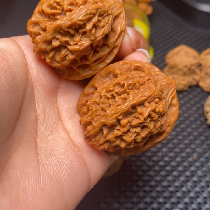 文玩核桃把件秦岭野生文玩核桃