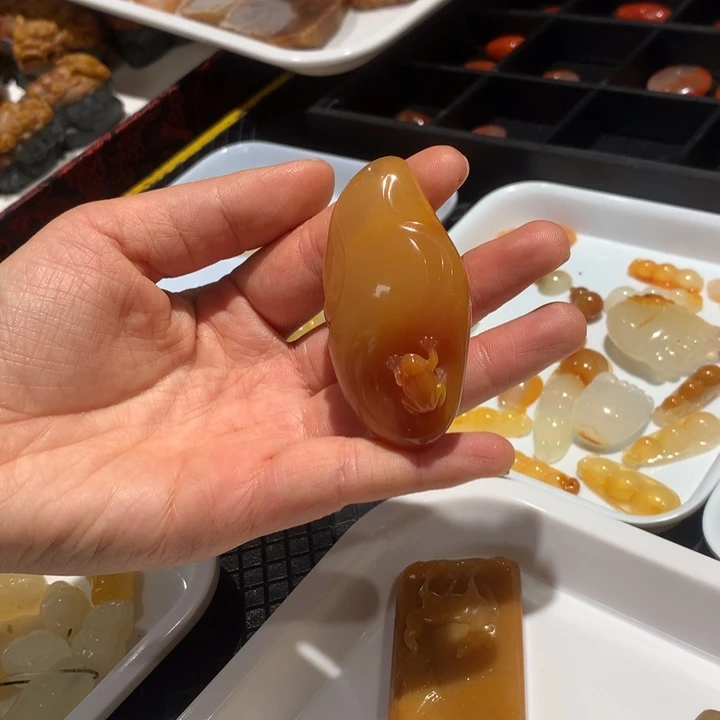 石英质玉（黄龙玉）未镶嵌颈饰