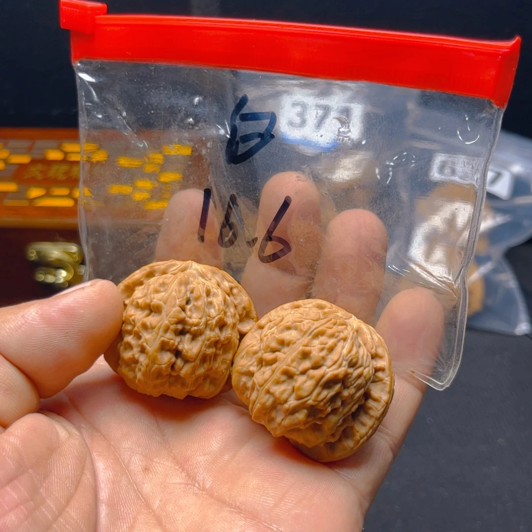 文玩核桃吊坠白狮子