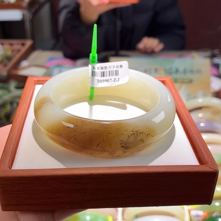 月***宫和田玉未镶嵌手镯58