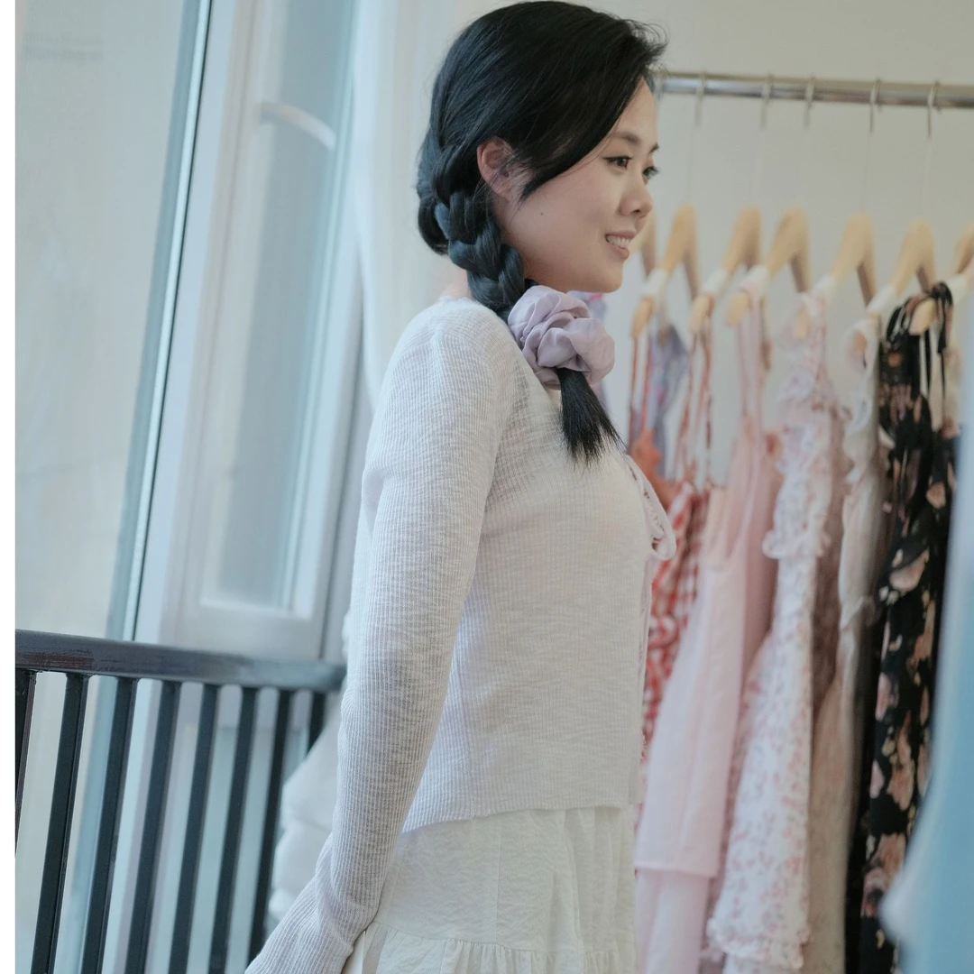 漂亮妹妹穿的针织开衫