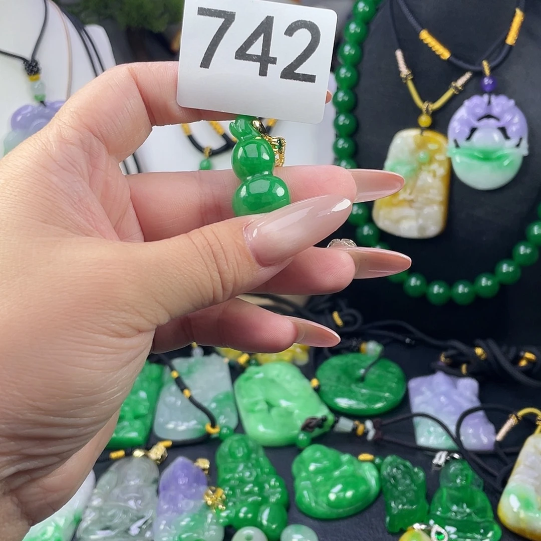 翡翠未镶嵌吊坠(赠链)