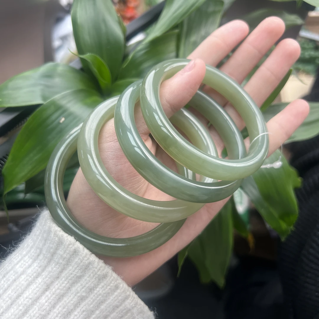 天然和田玉冰湖水绿手镯拍一发一多样性发货