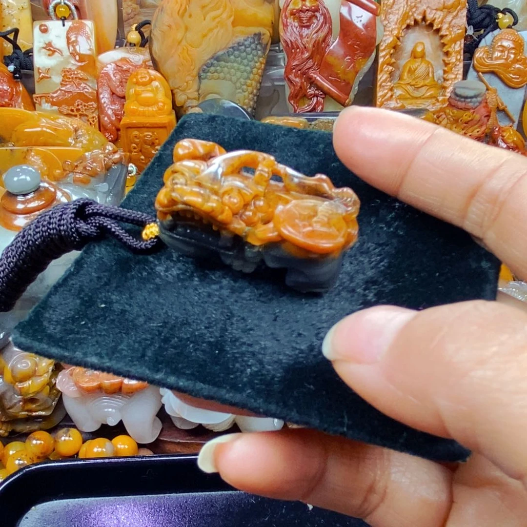 未镶嵌石英质玉（黄龙玉）颈饰