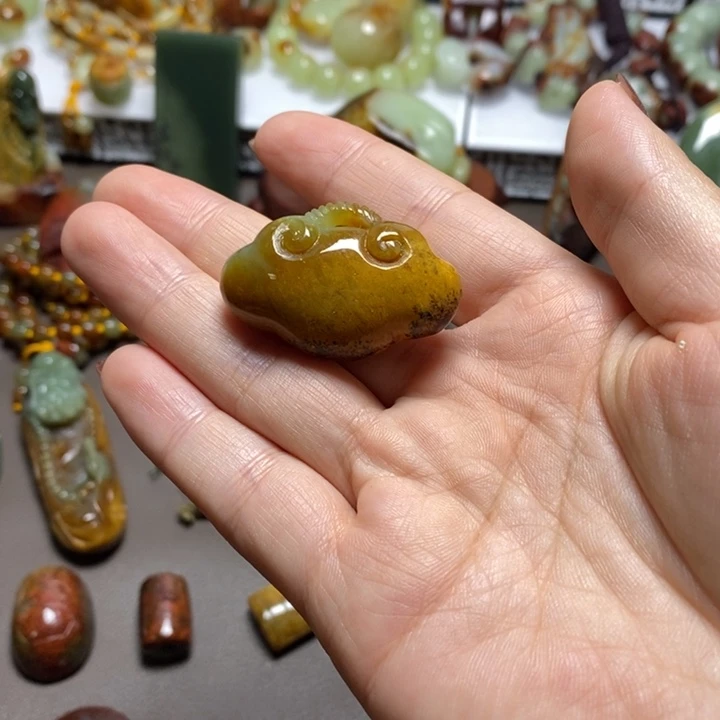 侯***兔未镶嵌岫岩河磨玉（透闪石质玉）珠宝奇石