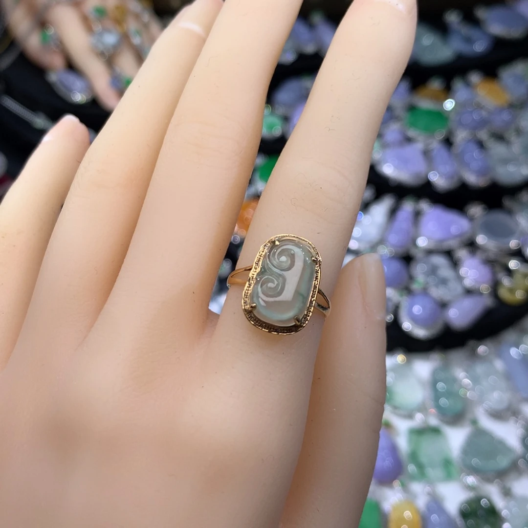 翡翠18K金镶嵌戒指